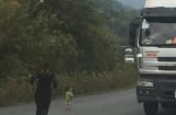 Thót tim: Người phụ nữ chạy chân đất lao ra đường cứu em bé ngay trước đầu xe tải