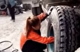 Cô gái trẻ tự thay lốp xe tải bằng tay khiến 'cánh mày râu' bái phục