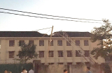 NÓNG: Cần cẩu xây chung cư đổ sập xuống trường học, một học sinh tử vong