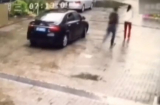 Xôn xao 2 kẻ lạ mặt dừng ô tô bắt cóc cô gái giữa phố