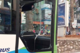 Mới hoạt động, xe buýt nhanh BRT vỡ tan kính sau va chạm với xe taxi