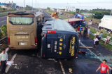 NÓNG: Tai nạn thảm khốc trên cao tốc, một người chết tức tưởi, 17 người bị thương