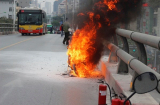 Xe máy bất ngờ bốc cháy ngùn ngụt trên cầu vượt Láng Hạ - Lê Văn Lương
