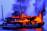 NÓNG: Tàu du lịch cháy dữ dội trên vịnh Hạ Long, 14 du khách nước ngoài thoát nạn