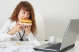 Clip: 6 lý do dân văn phòng không nên ăn trưa tại bàn làm việc