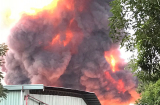 Cháy cực lớn, thiêu rụi hàng trăm mét vuông kho chứa hoá chất tại TP.HCM
