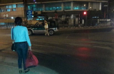 Hình ảnh cảm động vào đêm 30 Tết: CSGT vượt hàng trăm cây số đưa người dân về đón TẾT