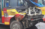 Tai nạn nghiêm trọng: Xe buýt đâm xe tải nát đầu, hành khách hoảng loạn