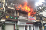 VIDEO: Đang cháy dữ dội ở phố Bát Đàn, Hà Nội