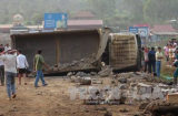 Kinh hoàng: Lật xe tải chở đá, lái xe và hai chị em ruột tử vong tại chỗ