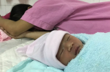 Bé gái sơ sinh bị bỏ rơi: Giám đốc bệnh viện đã dùng 'tuyệt chiêu' để bố mẹ bỏ đi đến nhận lại con