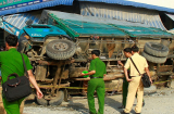 NÓNG: Xe tải lật đè chết cô gái mua nước mía ven đường