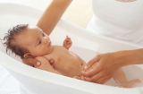 Sai lầm gây hại nghiêm trọng tới trẻ của mẹ khi tắm cho bé mà không hay biết