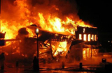Clip: Đang cháy dữ dội ở gần tòa nhà Keangnam, thiêu rụi cả kho hàng