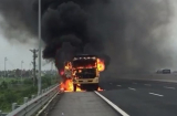 Clip: Hãi hùng cảnh xe tải cháy trơ khung trên cao tốc hiện đại nhất Việt Nam