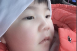 Clip: Xúc động hình ảnh em bé Lào Cai giờ đã biết cười đùa bên mẹ nuôi 9X