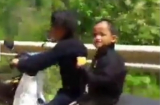 Sởn gai ốc cảnh hai đứa bé chạy xe máy, phóng như bay trên đèo