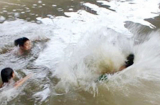 Tin nóng: Bốn học sinh mất tích trên sông Ba khi thủy điện đang xả nước