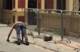 Video: Giữa trời nắng 40 độ C, nam thanh niên mang nồi lá thuốc ra 'xông'