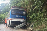 Xe 45 chỗ chở học sinh gặp nạn: Cố cứu hành khách, lái xe chủ động đâm vào vách núi