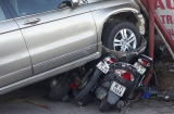 Ô tô 'điên' đè nghiến gần chục xe máy khi vào nhà hàng ở Hà Tĩnh