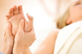 Mang thai tháng thứ mấy thì bị tê chân tay?