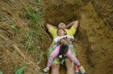 Sự thật đau lòng sau câu chuyện ông bố trẻ ngày ngày bế con gái 2 tuổi ra mộ đào sẵn nằm