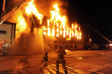 Vụ cả nhà bị thiêu cháy ở Xuân Đỉnh: Bất lực nhìn hàng xóm giãy dụa trong biển lửa