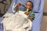 Bé trai 4 tuổi phải phẫu thuật cổ họng sau khi ăn gà nướng, người mẹ ân hận bật khóc khi thấy dị vật