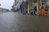 Nhịp sống của người dân quận Cầu Giấy đảo lộn sau trận mưa bão gây ngập đường phố