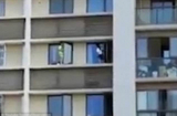 Phụ huynh thót tim khi chứng kiến cảnh hai đứa trẻ chạy nhảy trên bờ tường ngoài cửa sổ tầng 10