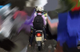 Văn hóa lái xe trời mưa: Nam thanh niên tăng ga phóng ẩu qua vũng nước khiến dân mạng bức xúc