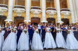 40 cặp uyên ương “đại náo” Hồ Gươm, cùng nhau chụp ảnh cưới tập thể