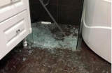 Phát hoảng vì kính cường lực trong phòng tắm đột nhiên phát nổ như bom làm chủ nhà nhập viện