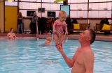 Trẻ mới 3 tháng tuổi đã có thể tự đứng, bài tập của huấn luyện viên bơi lội khiến nhiều người ngạc nhiên