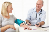 Mẹ bầu mang thai bị huyết áp cao có sao không?