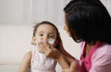 Nghẹt mũi ở trẻ sơ sinh và cách trị