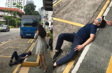 Quách Tuấn Du 'quằn quại' trên đường phố Singapore kêu gọi bảo vệ môi trường