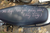 Thầy giáo “bá đạo” viết chữ kín yên xe học sinh… nhắc nhở luật giao thông