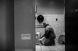 Bức ảnh nữ y tá chăm sóc tận tình thai phụ mới sinh trong toilet gây xúc động