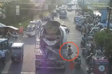 Video: Bị xe trộn bê tông kéo đi 30m, bé 3 tuổi may mắn thoát chết