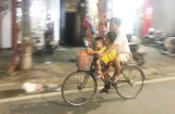 Xúc động hình ảnh người cha đạp xe đưa 2 con đi mua đèn ông sao trong đêm Trung thu