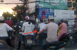 Clip: Cô gái đi xe máy bị trộm móc ba lô ngay giữa phố Hà Nội