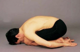 Động tác yoga nào tốt chữa chứng run tay chân
