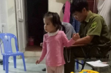 Bé gái 3 tuổi xinh xắn bị bỏ rơi trước cổng nhà dân trong đêm