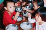 Trẻ mầm non ăn bún với nước hầm xương: Hiệu trưởng khẳng định ăn như vậy là có dinh dưỡng