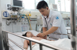 Mẹ tự đo đường huyết rồi cho con uống thuốc của mình khiến bé bị hôn mê, rối loạn tri giác