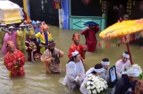 Đau nhói lòng, nghẹn ngào nước mắt trước những đám tang vội trong bão ở Huế, Quảng Nam
