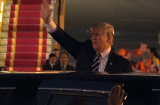 Tổng thống Donald Trump đặt chân đến Hà Nội: Những hình ảnh đầu tiên