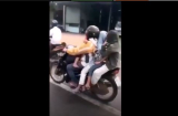 Clip: Thót tim người phụ nữ điều khiển xe máy lạng lách trên đường, chở theo 4 em nhỏ không đội mũ bảo hiểm